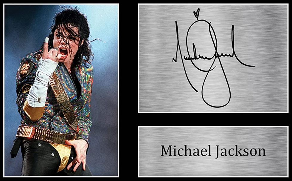 Chữ ký của Michael jackson là một trong những mẫu chữ ký của các ca sĩ nổi tiếng ấn tượng nhất.