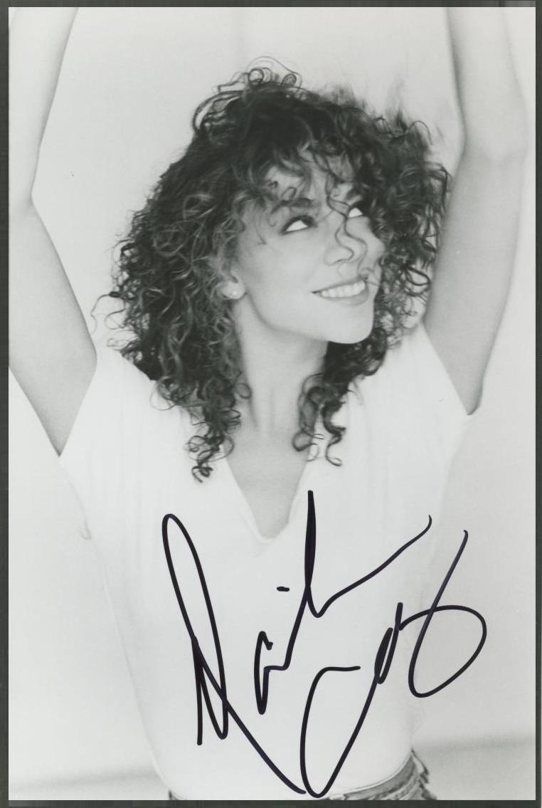 Chữ ký của ca sĩ Mariah Carey khá lòng vòng và bay bổng.