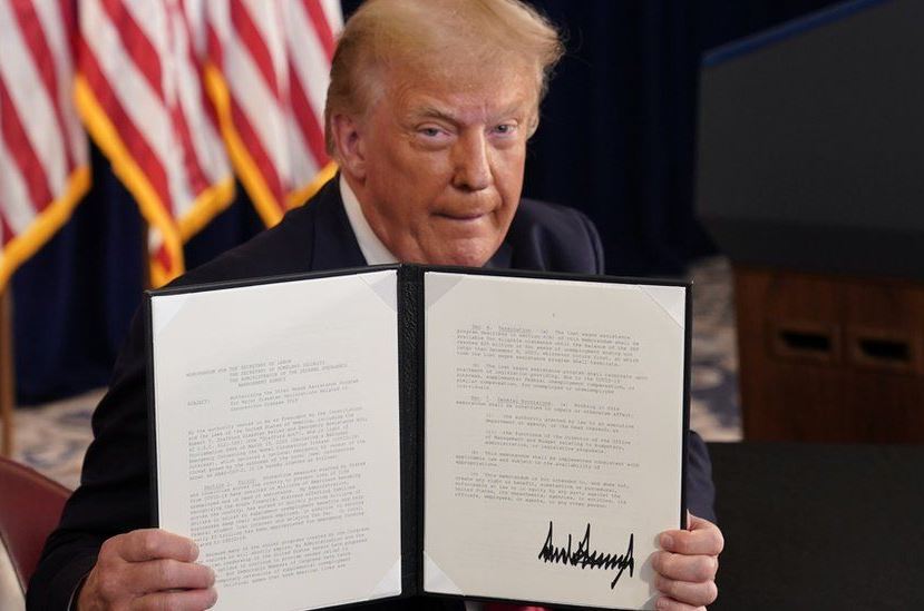 Donald Trump sở hữu chữ ký như “Hàng rào dây thép gai”.