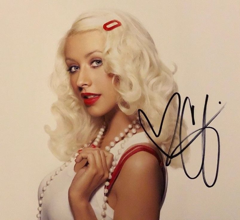 Chữ ký của ca sĩ Christina Aguilera.