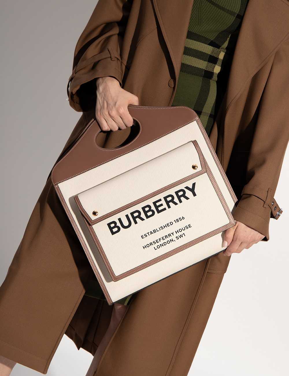 Những chiếc túi xách Burberry đầy tính thời trang.