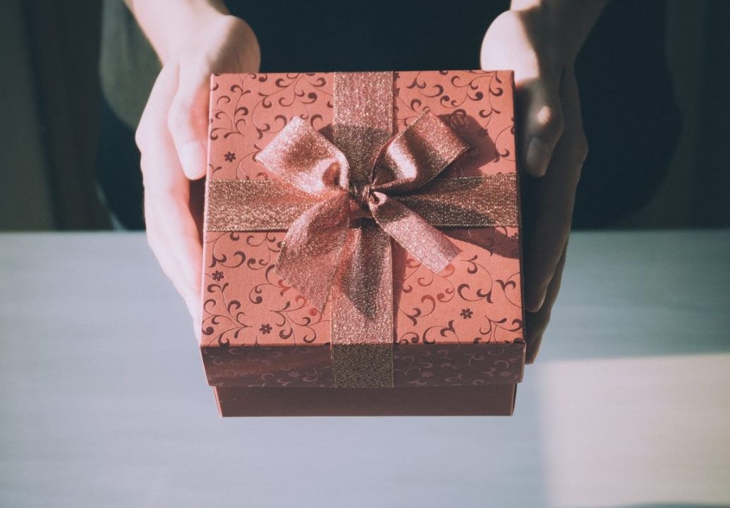 Tặng quà là cách thắt chặt tình cảm giữa đối tác với doanh nghiệp.