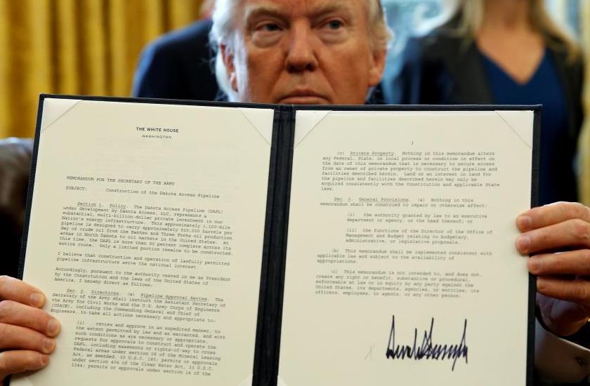 Tổng thống Donald Trump có chữ ký hợp mệnh Thủy điển hình.